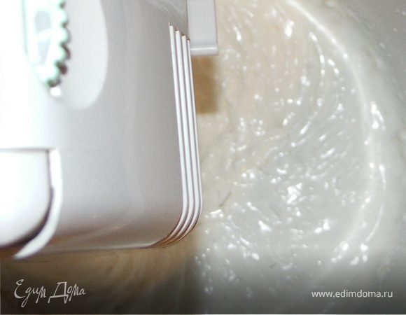 Взбить сметану с сахаром.Постепенно всыпать хлопья.