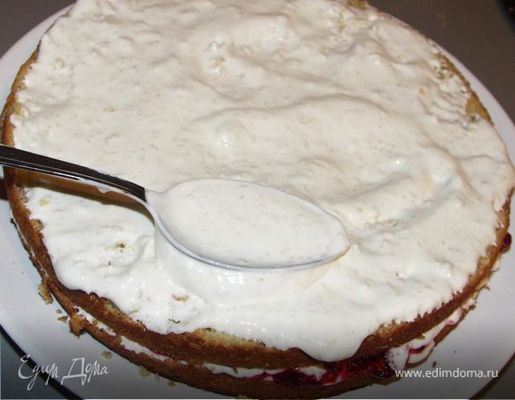 Промазать каждый корж сначала кремом,потом соусом.