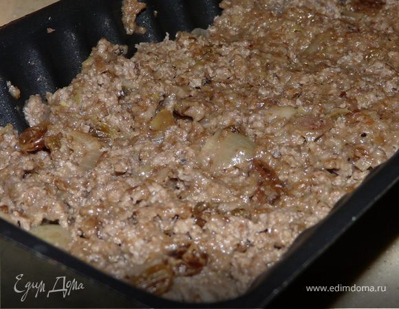 На сливочном масле пару минут протушить лук с чесноком, добавить фарш, подождать, пока поменяет цвет и добавить хлеб, чатни, специи, изюм, соль, перец и 2 лавровых листа. Накрыть крышкой и готовить 10 минут.