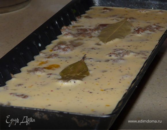 Разогреть духовку до 160, смазать форму, выложить туда мясной фарш, сровнять и залить яично-молочной смесью. Выложить последние 2 лавровых листа сверху и запекать около 30 минут.
