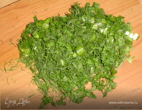 Для начинки плавленный сыр смешиваем с рубленной зеленью.