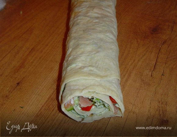 Готовый рулет завернуть в целлофан и положить в холод на 2 часа.