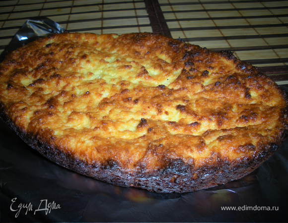 Творог перетереть с сахаром,добавить яйца и снова перемешать.Добавить молоко,сл.масло и манку-все хорошенько перемешать.Выпекать в разогретой духовке(140-180)30-40мин.