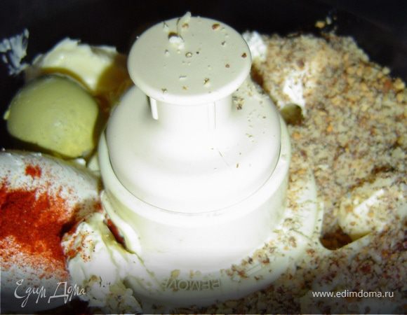 Творожный сыр смешиваем с натертым твердым сыром(часть оставляем для оформления), размягченным маслом, перцем, отварными желтками, коньяком, орехами( для оформления оставляем по 1 ст.л.)