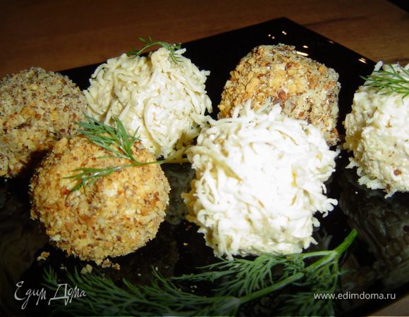 Отправляем шарики в холодильник минут на 40, а затем, украсив их зеленью, подаем на праздничный стол!