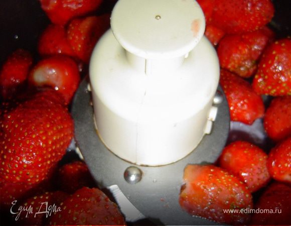 Белки отделяем от желтков. Желтки взбиваем с сахаром до увеличения объема. У вишни удаляем косточки (а замороженную оттаиваем в микроволновке), и измельчаем в пюре вместе с клубникой, с помощью блендера. 