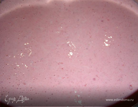 В вишнево-клубничное пюре добавляем желтковую массу и половину оставшегося желатина, взбиваем и выкладываем на слой из печенья. Отправляем в холодильник для застывания.