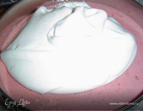 А в это время готовим другое суфле. Для этого взбиваем белки с сахаром и ванилином до устойчивых пиков, а в конце добавляем оставшейся желатин. Эту белковую массу осторожно выкладываем на вишнево-клубничный слой и снова ставим в холодильник до полного застывания.