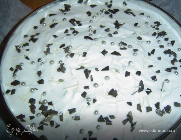 Украшаем шоколадом белым и черным, и коктейльными вишнями.