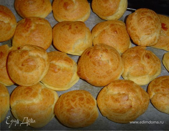 Затем лист смазать маргарином и выложить тесто,или ложкой,или кондитерским шприцем.Выпекать 15-20 мин на среднем огне.Когда булочки пекутся,духовку не открывать!!!