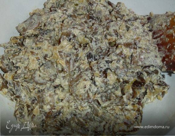 Когда эклеры готовы,мы занимаемся начинкой.Дя этого нарезаем шампиньоны и лук,обжариваем их на сливочном масле.Когда грибы почти готовы,мы их солим и перчим,и добавляем к ним сливки.Через 2-3 минуты добавляем плавленый сыр и даем ему расплавиться.Хорошо все перемешиваем и добавляем взбитые яйца.Когда добавили яйца,то перемешиваем постоянно.Вот и готова начинка.