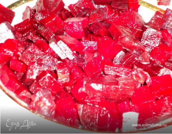 Свеклу запечь или отварить, остудить, почистить.
Нарезать кубиками.