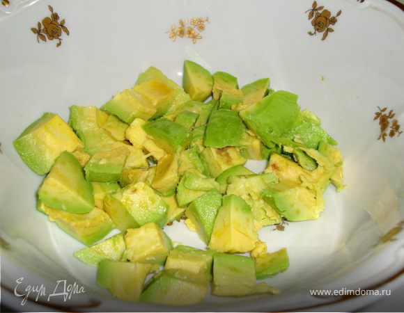 Из авокадо удалить косточку, вынуть мякоть и нарезать кубиками. Сбрызнуть соком лимона.