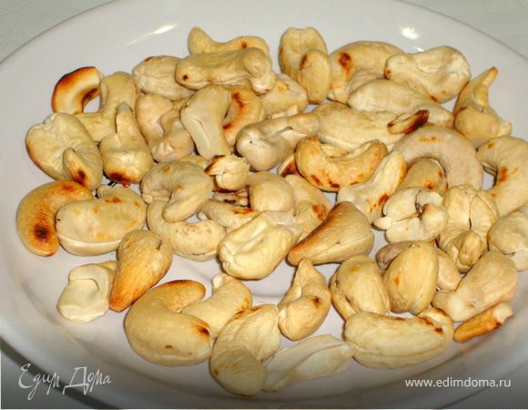 Орехи кешью обжарить слегка, измельчить, но не сильно мелко.