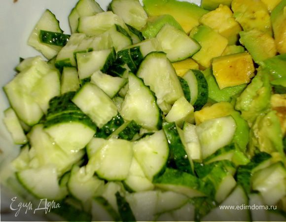 Нарезать огурцы.