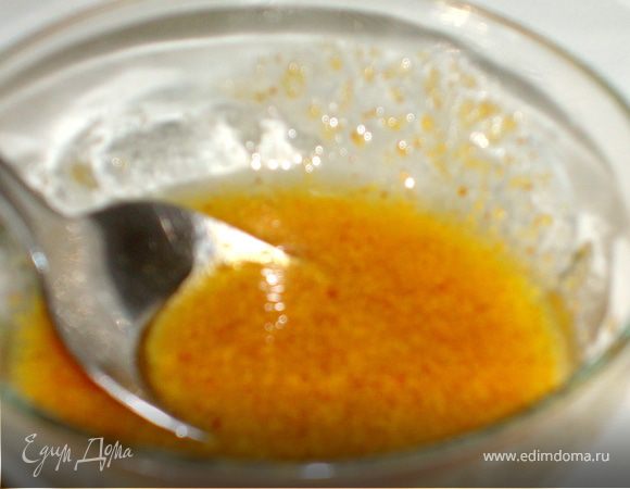 В отдельной посуде соединить горчицу, уксус и масло. Хорошо размешать.
