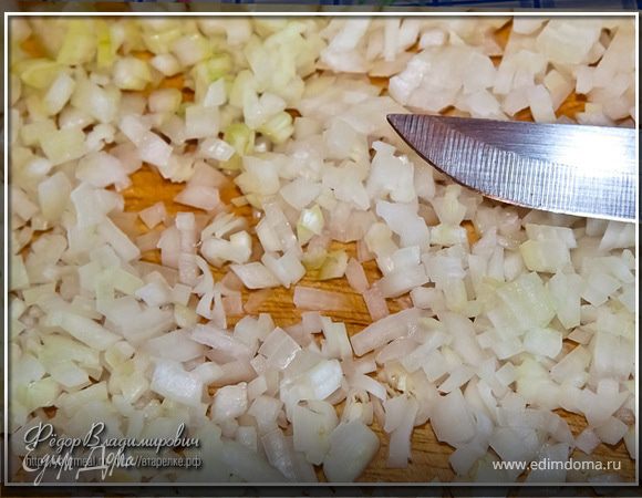 Также нарезаем лук.