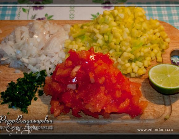 И мелко-мелко нарезаем перчик чили, предварительно освободив его от семян и белых пленок внутри.

Получаем следующую картину: