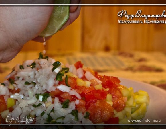 Чеснок, как я уже упоминал, в процессе решил не использовать.

Смешиваем всю нарезку в тарелке и выдавливаем в нее сок непосредственно из лайма.