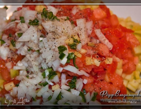 Аккуратно все перемешиваем, мелко нарезаем кинзу, добавляем в соус ( aka салат ), посыпаем свежесмолотым черным перцем и перемешиваем еще раз.