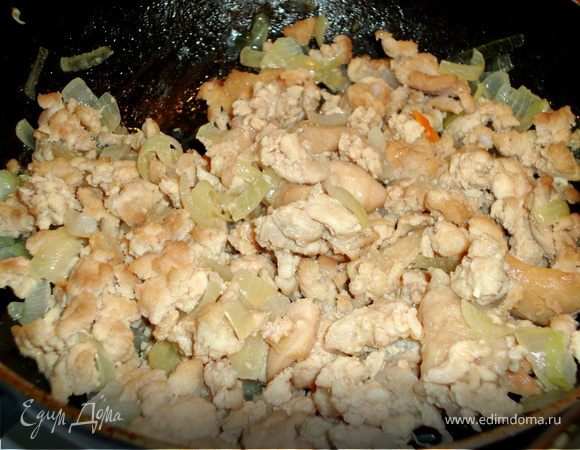 Мясо курицы нарезать не крупными кусочками, нашинковать лук.
Обжарить мясо с луком ( вернее потушить в небольшом количестве воды и масла) до готовности.
