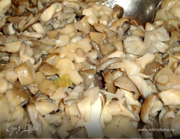 Нарезать грибы и потушить до испарения жидкости. Остудить.
Помидоры нарезать кружочками, сыр натереть на терке.