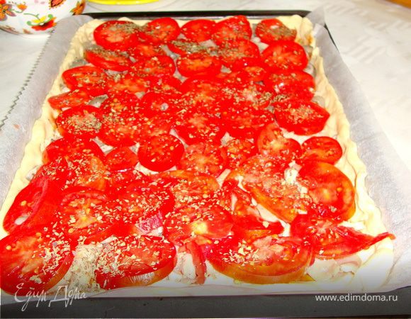 Тесто смазать кетчупом( у меня кетчуп домашнего приготовления).
Затем выложить остывшее мясо и грибы, сверху помидоры и посыпать их сухим базиликом.