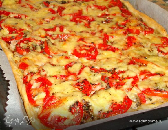 Выпекать в нагретой духовке примерно до 190-200гр. минут 25. Но лучше ориентируйтесь по своей плите.
Минут за 5-7 до готовности достать пирог и посыпать сыром. Затем снова поставить в духовку.