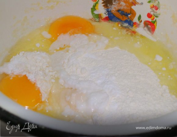 Из муки ( 200г) , масла ( 100г),  2 яиц, 2 ст.л сахара , чуть-чуть соли и воды замесить тесто.
Положить его в холодильник минут на 30.