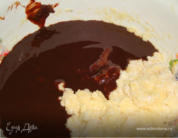 На водяной бане растопить остальное сливочное масло (100г) с шоколадом, добавить  (5 ст.л.) сахара, размешать  и остудить.