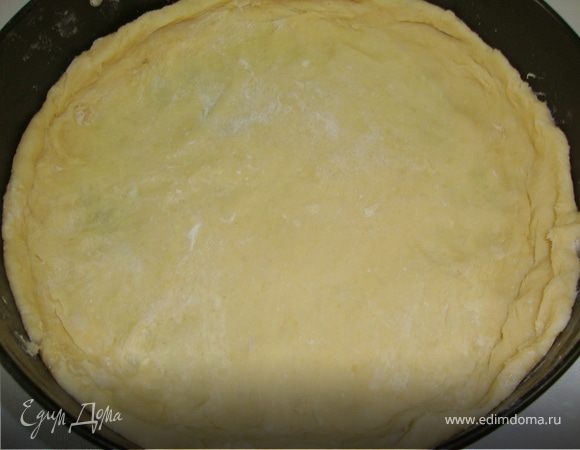 Раскатать песочное тесто и выложить в форму, сформировав бортики.