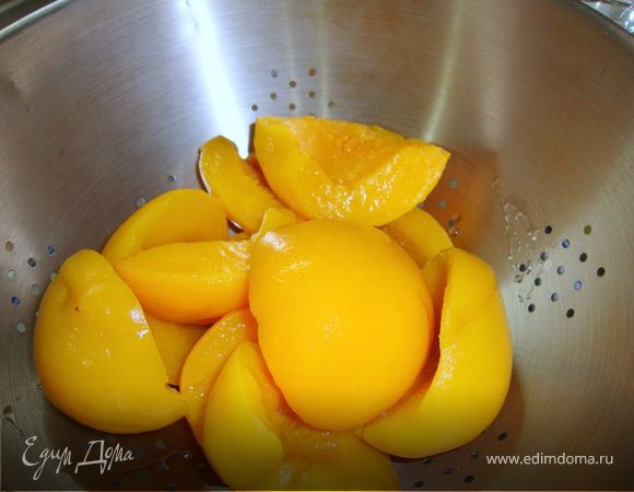С персиков слить сироп.