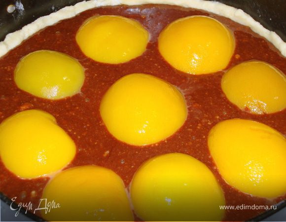 Выложить на светлое тесто шоколадное, а затем в него положить персики.