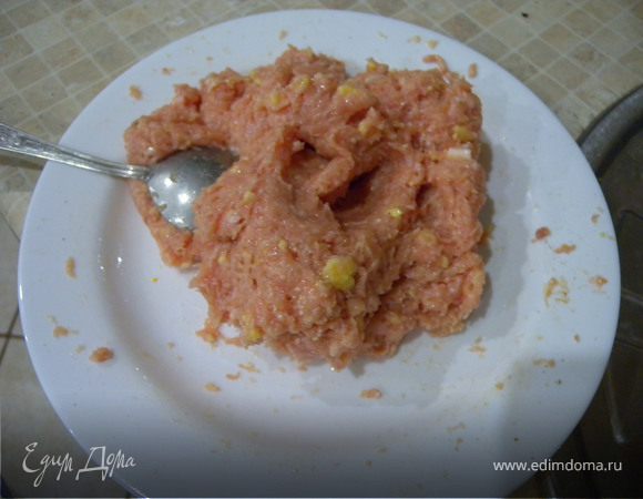 3. Разделить тесто на 4 части а фарш на три. Из теста раскатываем очень тонкие "блинчики". Толщиной около 2 мм.  Чтобы тесто не прилипало к скалке и столу - подсыпаем муку. Блинчики даже будут казаться прозрачными.