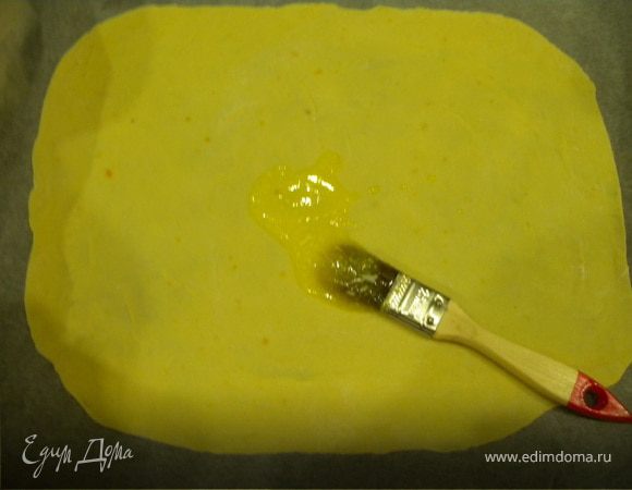 5. Помазать маслом от центра к краям.