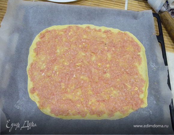 6. Намазать одной частью фарша достаточно равномерно. Легче намазывать ложкой от центра к краям.