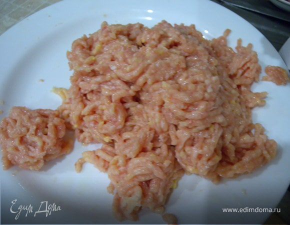 Курица на два:
Обрезаем мясо с костей (немного можно пооставлять), жир и кожу. Пропускаем через мясорубку. Получаем фарш, которому можем доверять. Из курицы весом в 1,8 кг получаем около 500 г фарша.