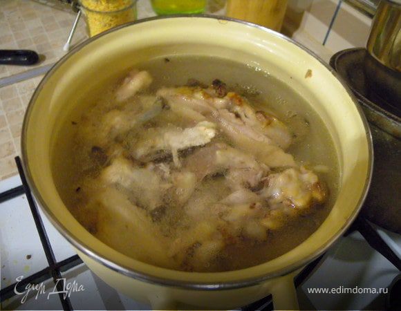 Перекладываем в кастрюльку, заливаем водой, и получаем бульон с "дымком".Спасибо за внимание.