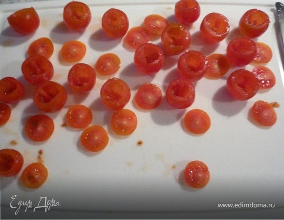 Срезать верхушки у томатов, удалить аккуратно сердцевину.