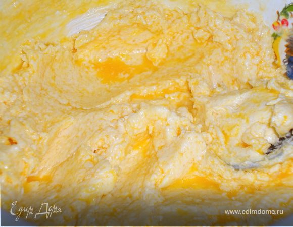  Сливочное масло комнатной температуры растереть с сахаром.
Вбить 3 желтка. Размешать.