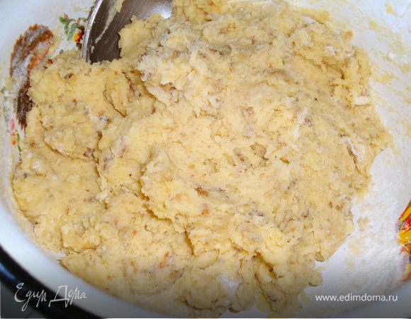 Всыпать муку ,разрыхлитель , чуть-чуть соли и замесить тесто ложкой.
	
 
 Тесто получается очень нежное.