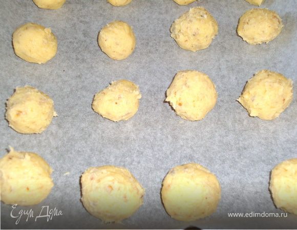 На противень постелить бумагу для выпечки, из теста сформировать шарики.