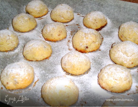 Выпекать при температуре около 200гр. минут 12-15. Но лучше ориентируйтесь по своей духовке.
	
 
 Печенье охладить на противне (т.к. оно нежное и хрупкое)и посыпать сахарной пудрой.