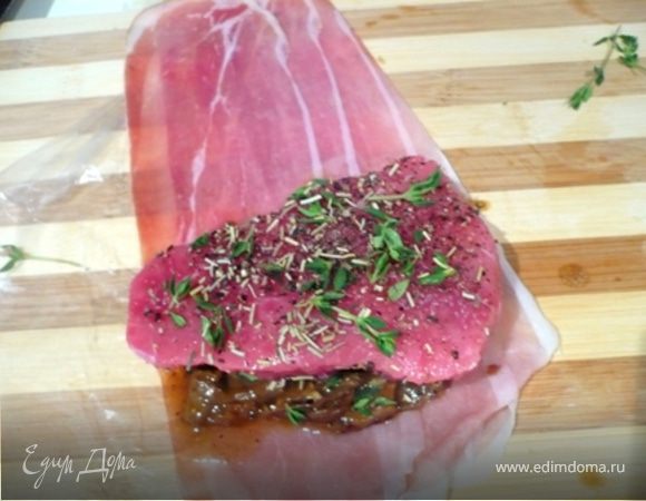 На полоски прошутто, слегка наложенные друг на друга, выложить грибы (сковороду отложите - она еще пригодится). Посыпать половиной розмарина и тимьяна. Сверху выложить поперченные мясо и совсем слегка посоленное мясо (соль есть в грибах и в прошутто) и посыпать его остальным розмарином и тимьяном. 
