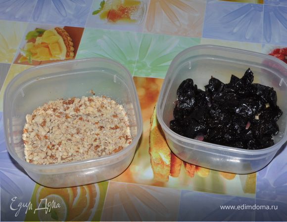 Миндаль помолоть, чернослив порезать,