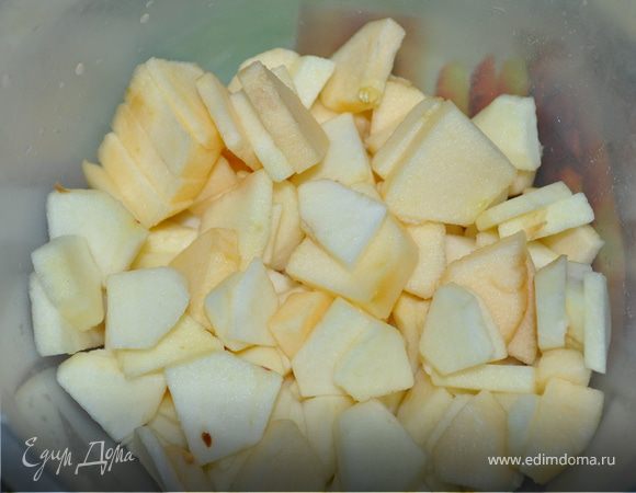 яблоки почистить, нарезать.