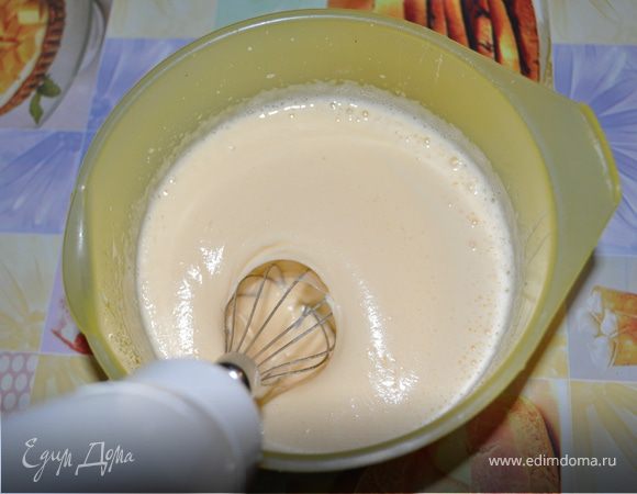 ...постепенно всыпать муку, осторожно перемешивая.