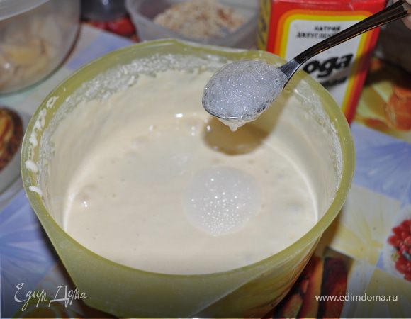 В тесто добавить соду, гашеную соком лимона, перемешать.