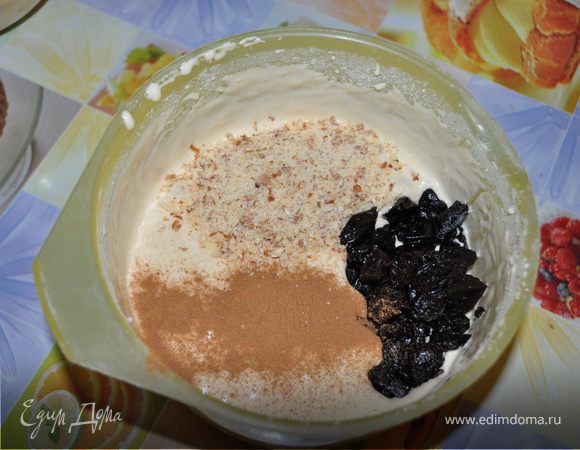 Добавляем в тесто подготовленные ранее ингредиенты: миндаль, чернослив, корицу, яблоки. Перемешиваем...