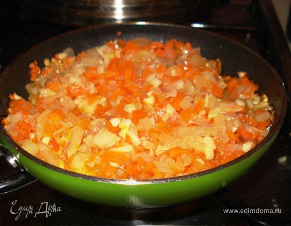 На оливковом масле обжарить порубленные мелкими кубиками морковь, лук и чеснок.